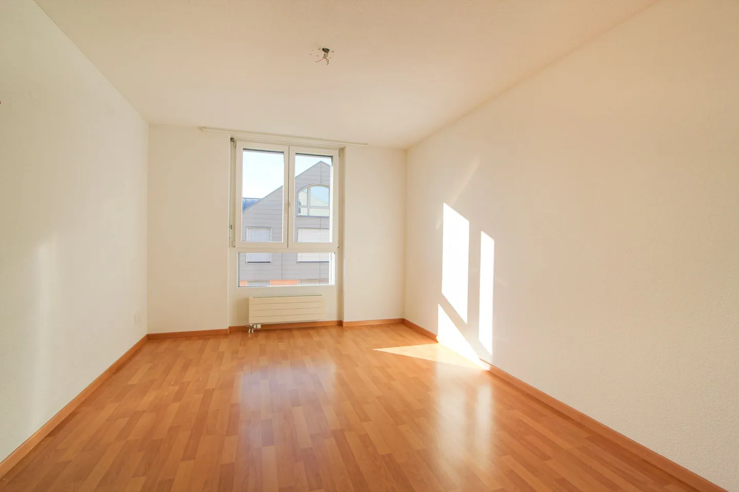 Zentral, sonnig & familienfreundlich  -  Attraktive 5.5-Zimmer Maisonette-Dachwohnung - Foto 9 von 13