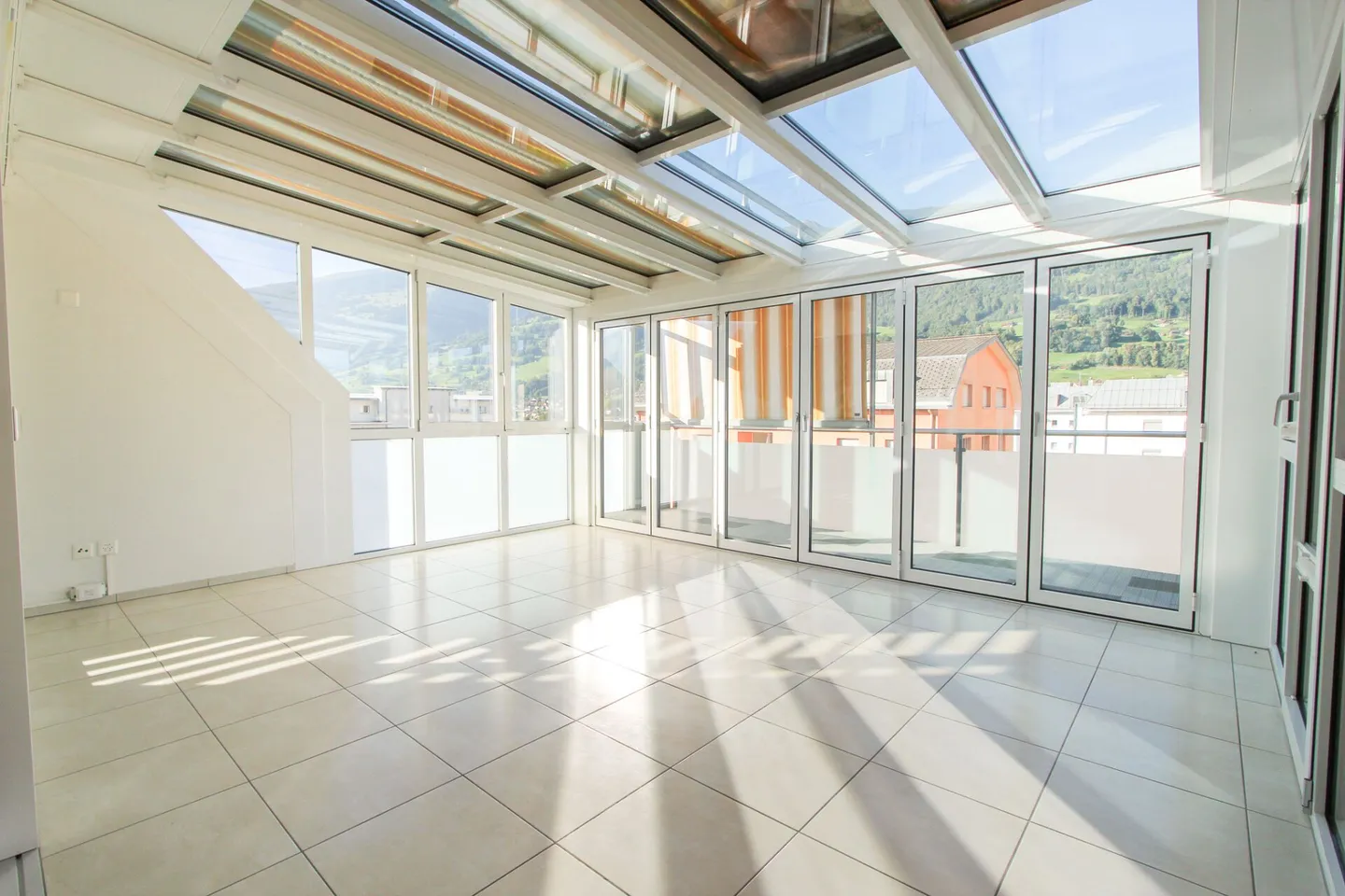 Zentral, sonnig & familienfreundlich  -  Attraktive 5.5-Zimmer Maisonette-Dachwohnung - Foto 1 von 13