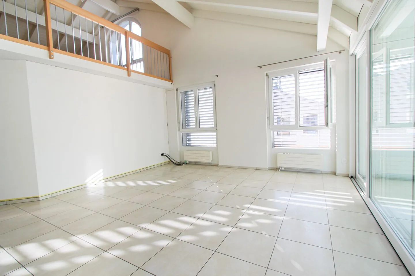 Zentral, sonnig & familienfreundlich  -  Attraktive 5.5-Zimmer Maisonette-Dachwohnung - Foto 3 von 13