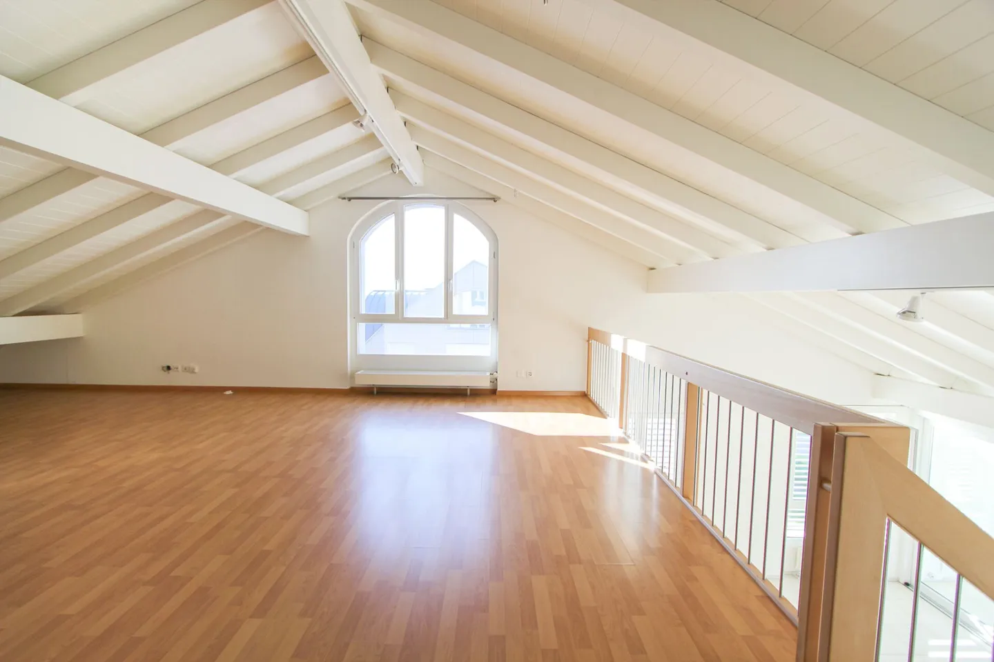 Zentral, sonnig & familienfreundlich  -  Attraktive 5.5-Zimmer Maisonette-Dachwohnung - Foto 2 von 13