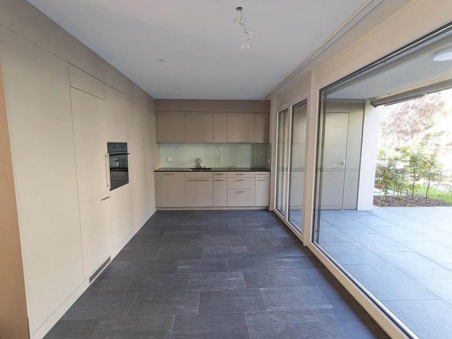 Moderne Gartenwohnung mit Sitzplatz - Foto 3 von 10