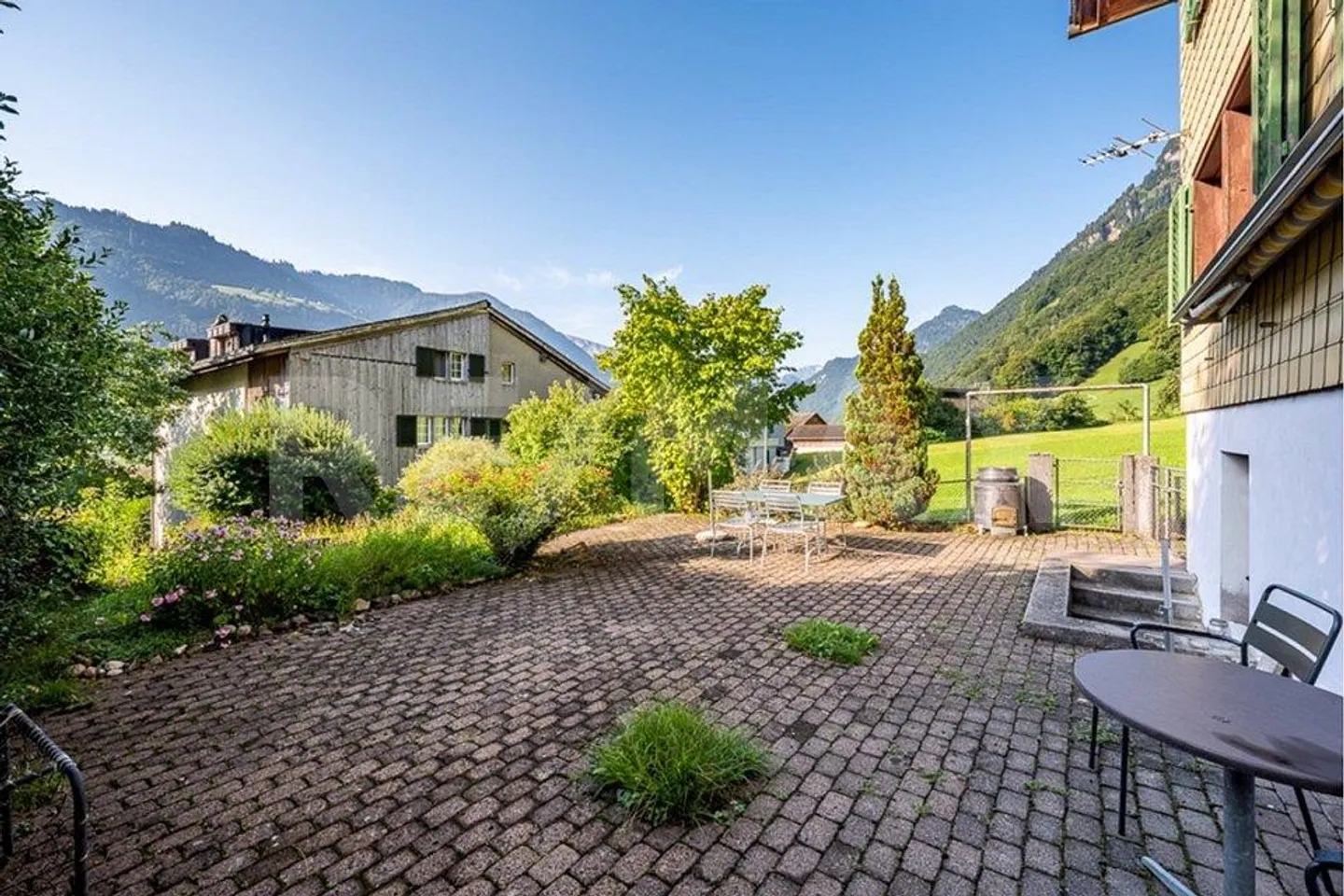 5½-Room Single-Family House in a Beautiful Location - Photo 3 of 13