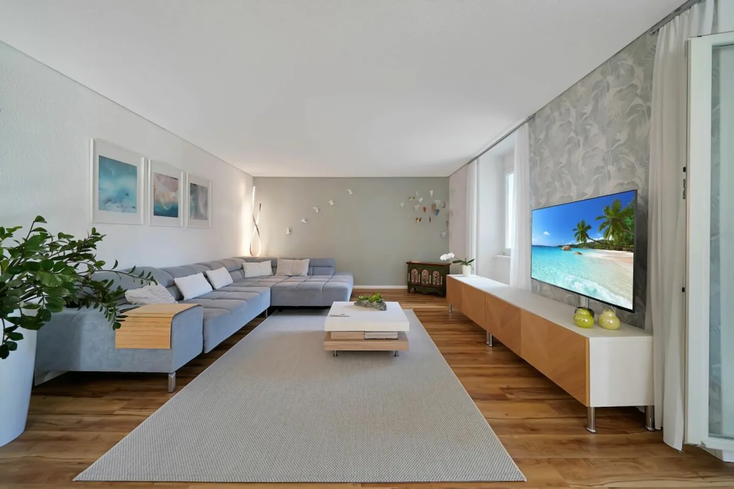 Majestic Property in Prime Location with Large Apartment and Dream Garden - Photo 2 of 16