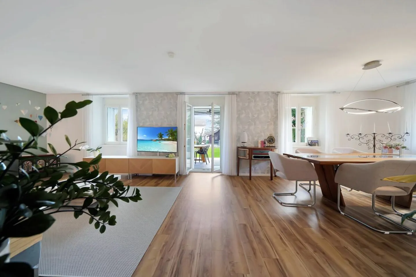 Majestic Property in Prime Location with Large Apartment and Dream Garden - Photo 3 of 16