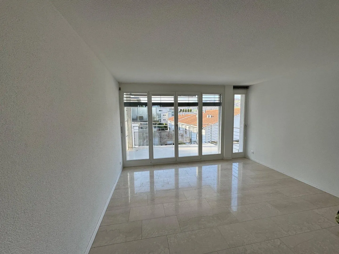 Appartement lumineux de 3,5 pièces à Belp dans un standard de propriété - Photo 3 sur 9