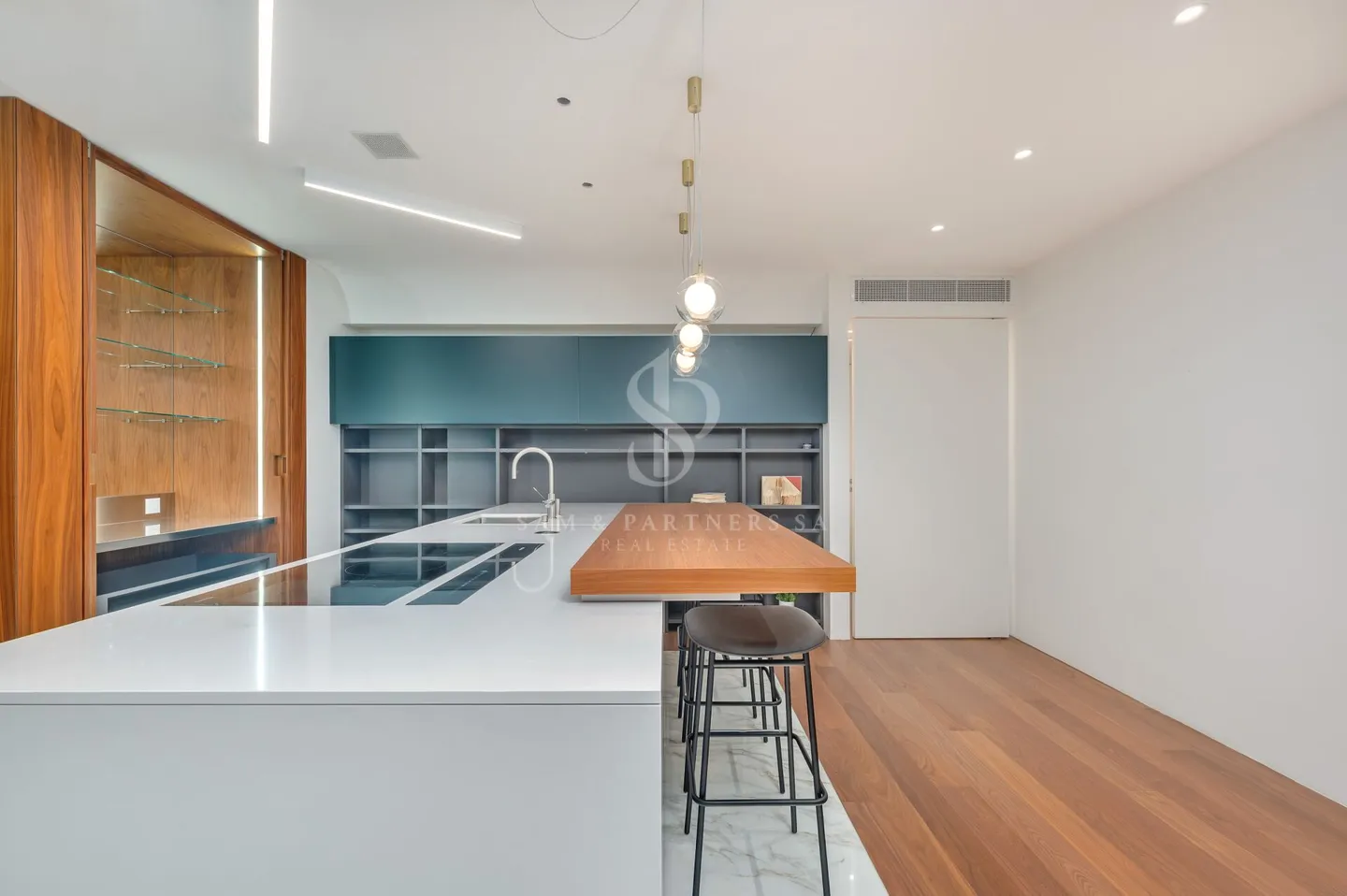 Luxury Penthouse with Pool - Photo 8 of 21