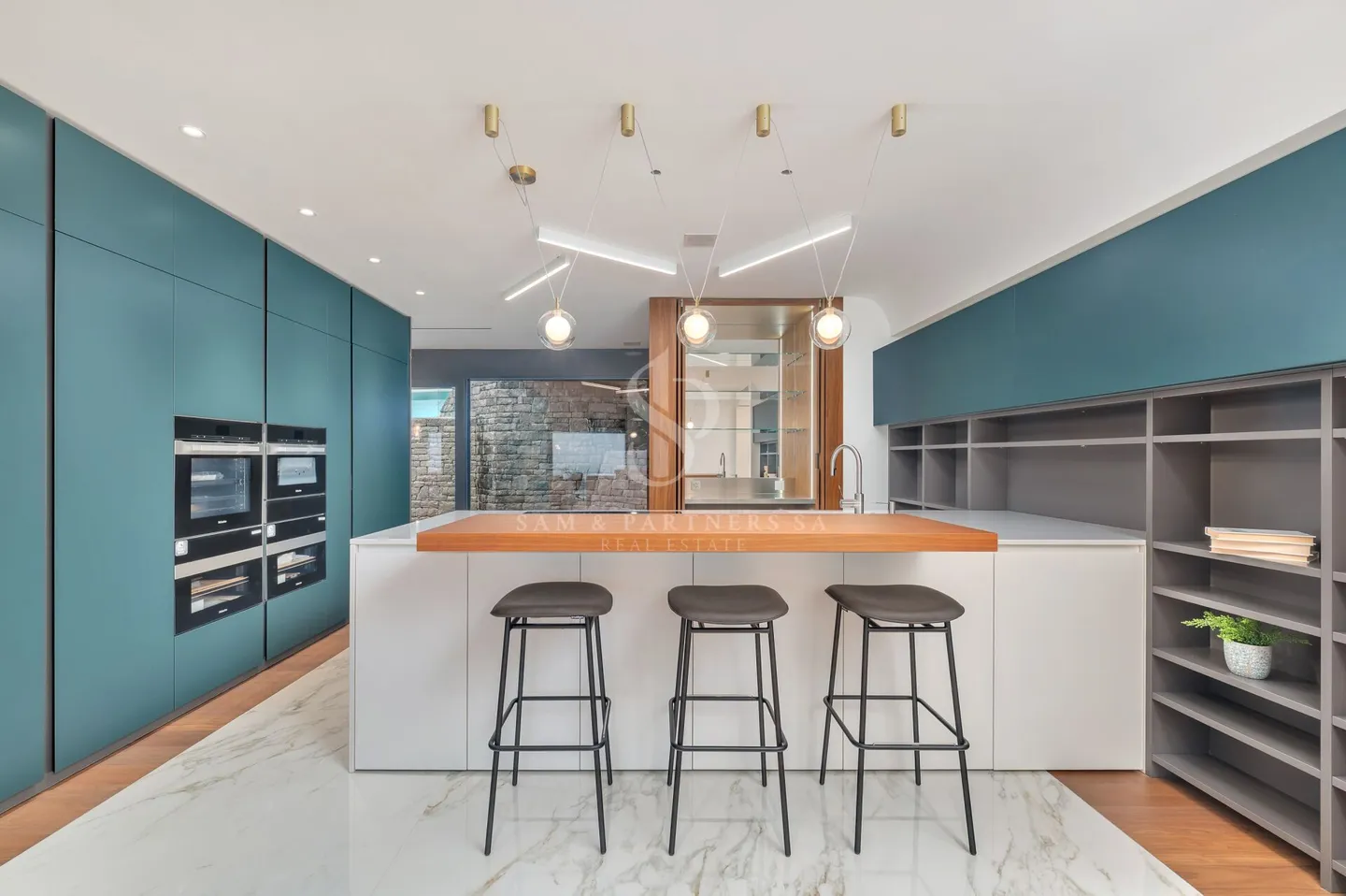 Luxury Penthouse with Pool - Photo 9 of 21