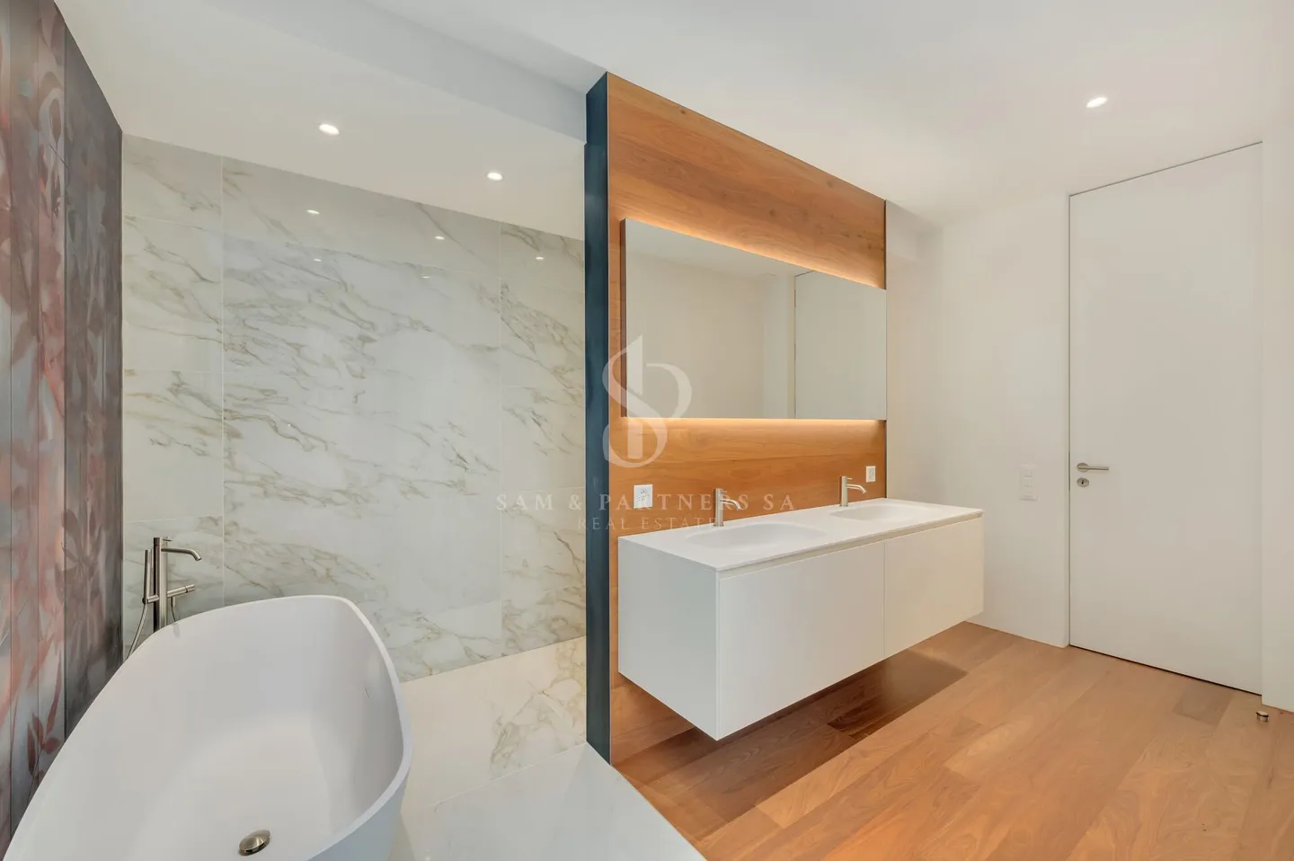 Luxury Penthouse with Pool - Photo 15 of 21