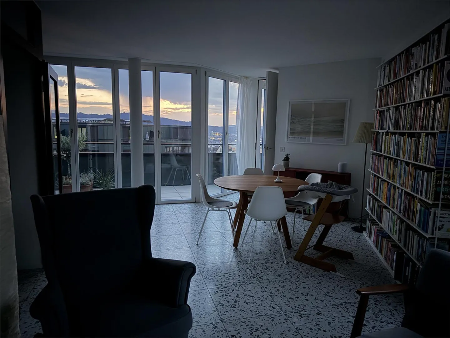 Helle 3½-Zimmer-Attikawohnung mit drei Balkonen und Weitsicht - Photo 2 sur 12
