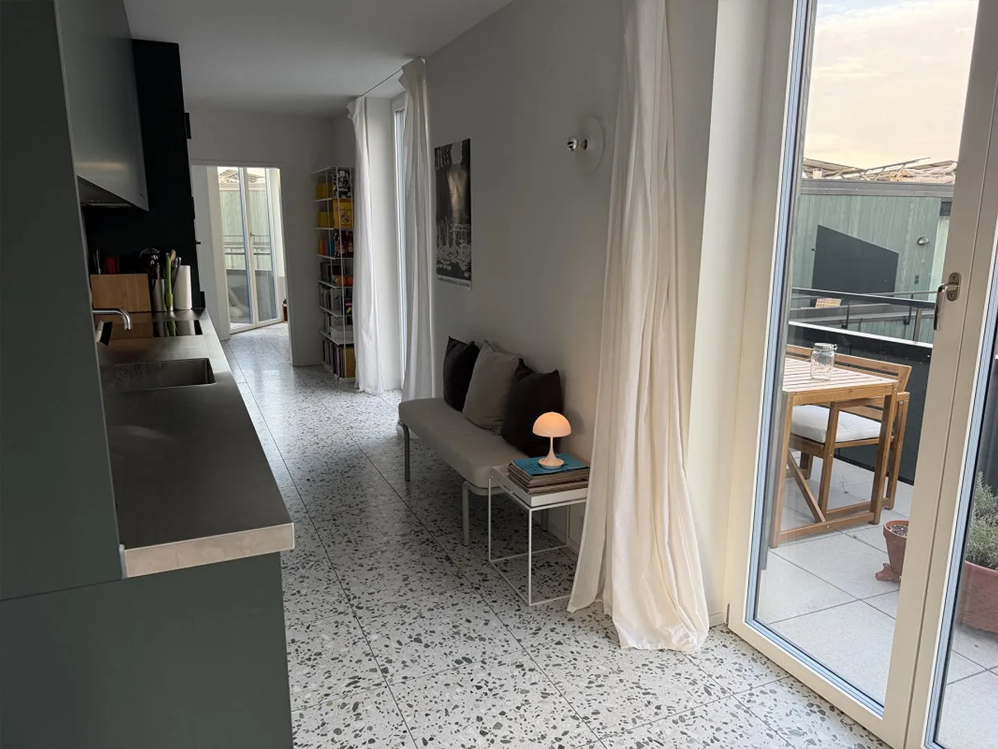 Helle 3½-Zimmer-Attikawohnung mit drei Balkonen und Weitsicht - Photo 3 sur 12