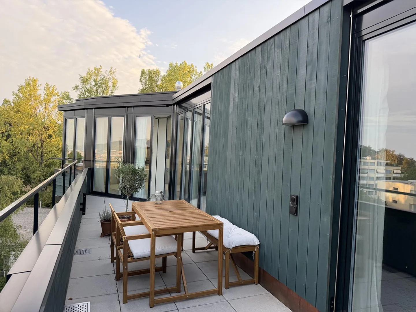 Helle 3½-Zimmer-Attikawohnung mit drei Balkonen und Weitsicht - Photo 5 sur 12