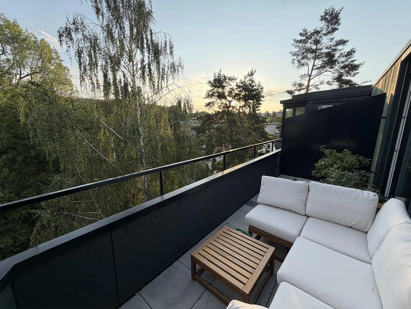 Helle 3½-Zimmer-Attikawohnung mit drei Balkonen und Weitsicht - Photo 6 sur 12