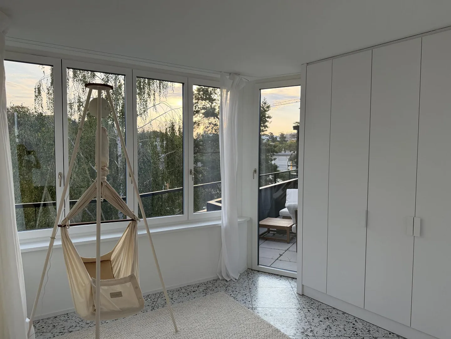 Helle 3½-Zimmer-Attikawohnung mit drei Balkonen und Weitsicht - Photo 7 sur 12