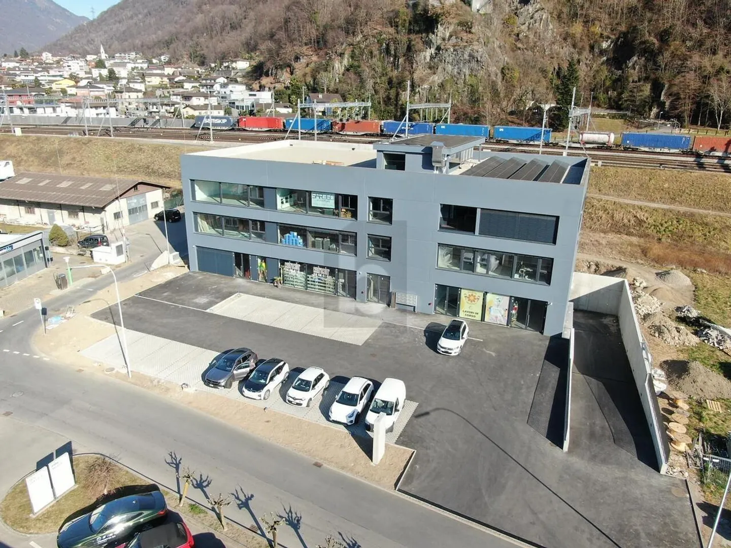 MODERN AND SUNNY IN A STRATEGIC POSITION - Photo 1 of 5