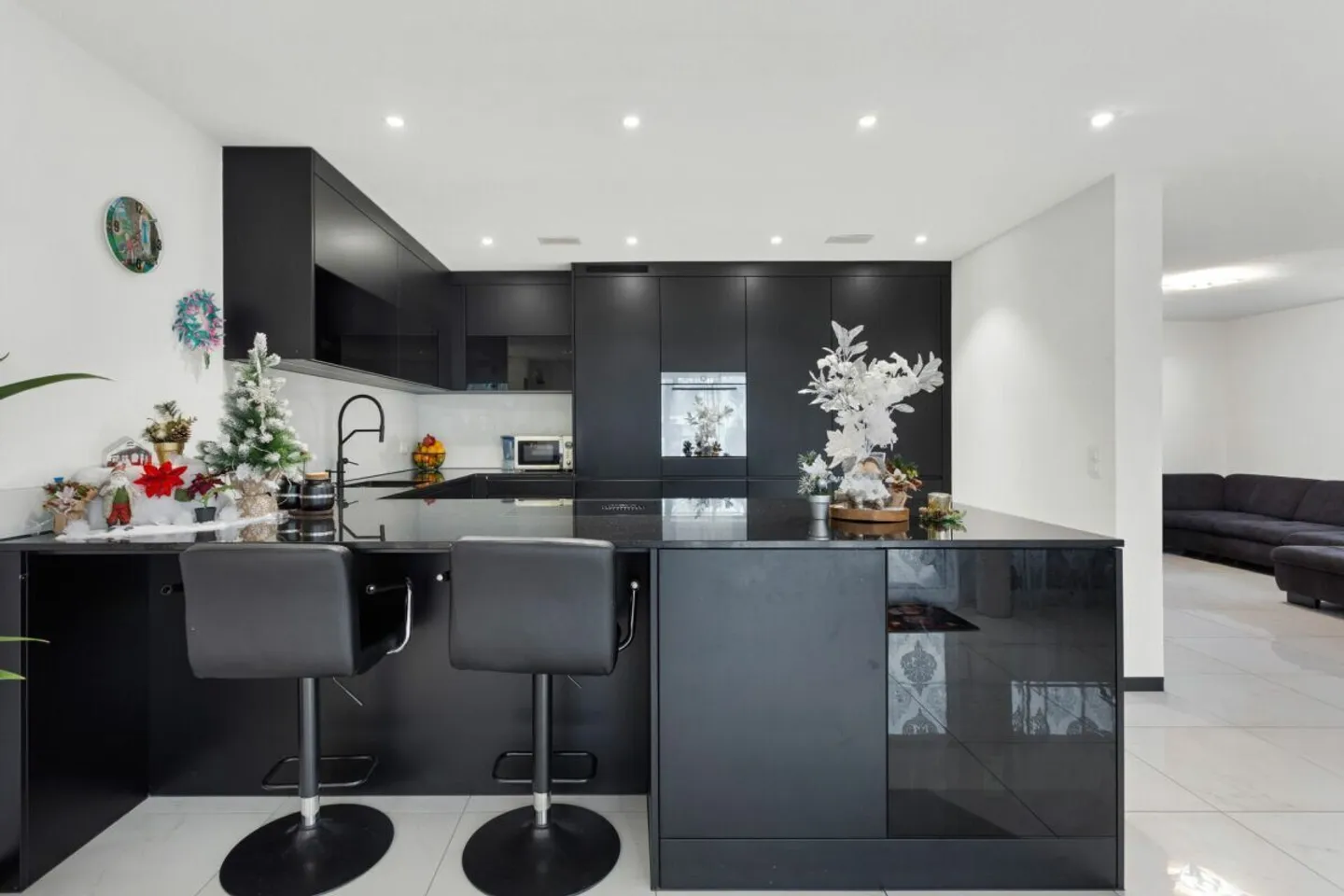 Appartamento al piano terra di 5,5 stanze con finiture eleganti e grande giardino - Foto 2 di 10