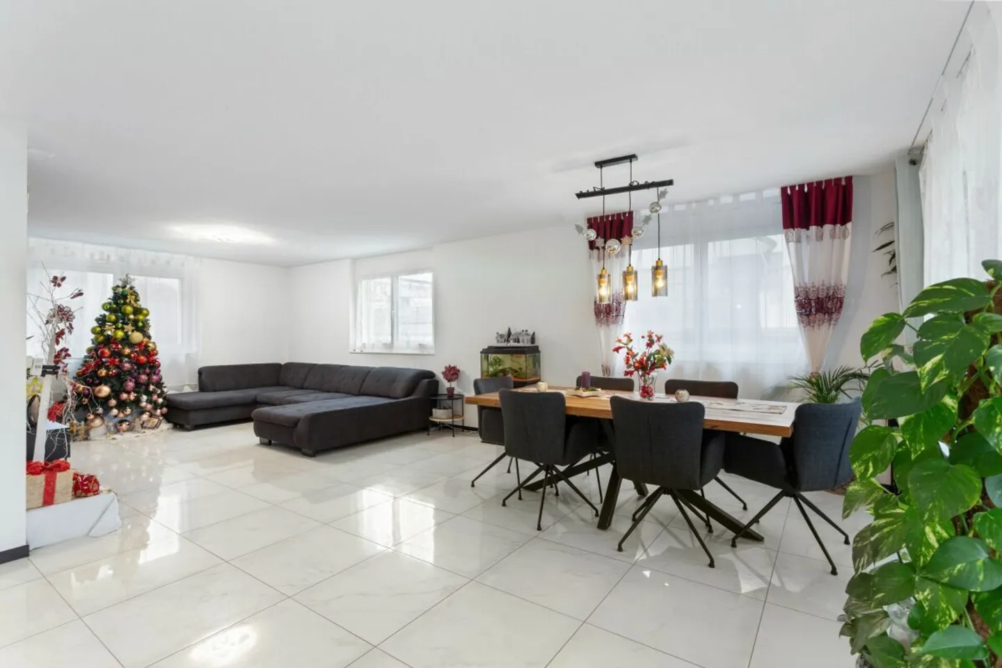 Appartamento al piano terra di 5,5 stanze con finiture eleganti e grande giardino - Foto 3 di 10