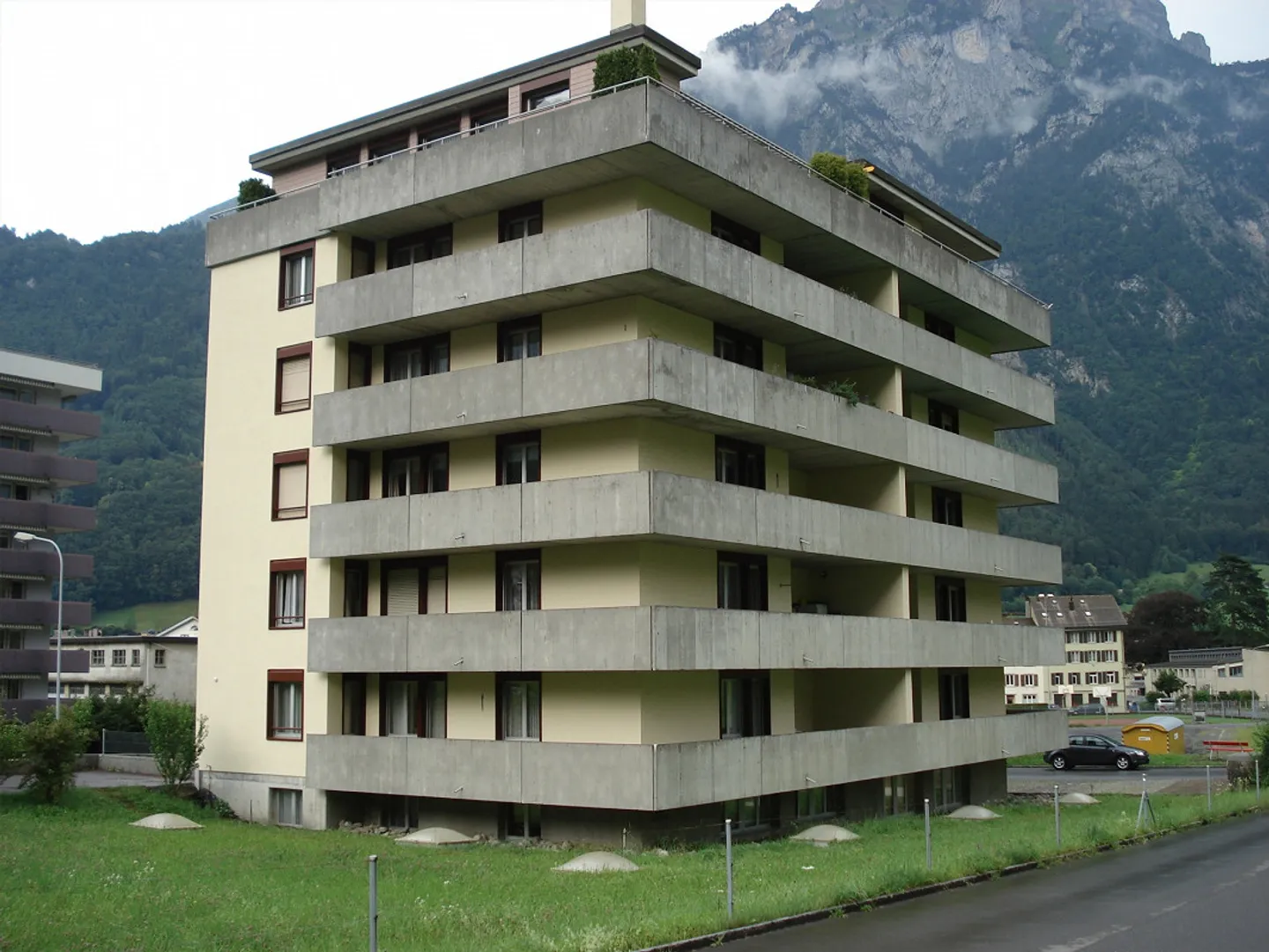 Spacious, Quiet 4.5 Room Apartment - Photo 1 of 8