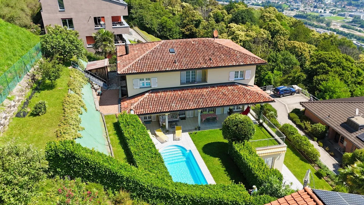 Elegante Villa Bifamiliare con Vista Panoramica sul Lago e Montagne - Foto 1 di 21