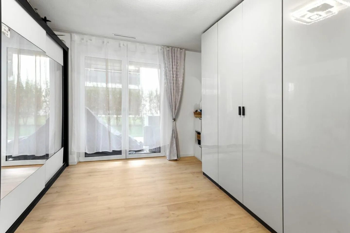 Appartamento al piano terra di 5,5 stanze con finiture eleganti e grande giardino - Foto 4 di 10