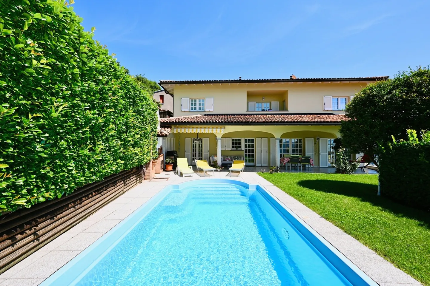 Elegante Villa Bifamiliare con Vista Panoramica sul Lago e Montagne - Foto 2 di 21