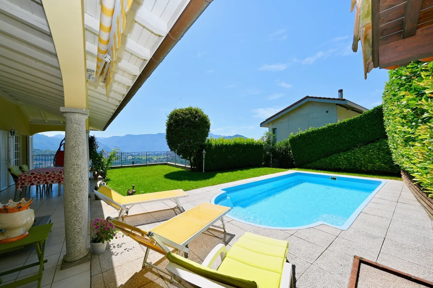 Elegante Villa Bifamiliare con Vista Panoramica sul Lago e Montagne - Foto 3 di 21
