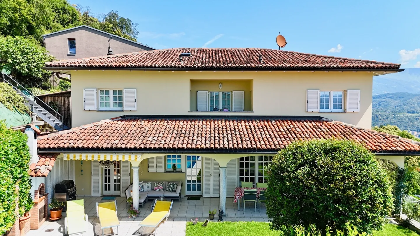 Elegante Villa Bifamiliare con Vista Panoramica sul Lago e Montagne - Foto 4 di 21