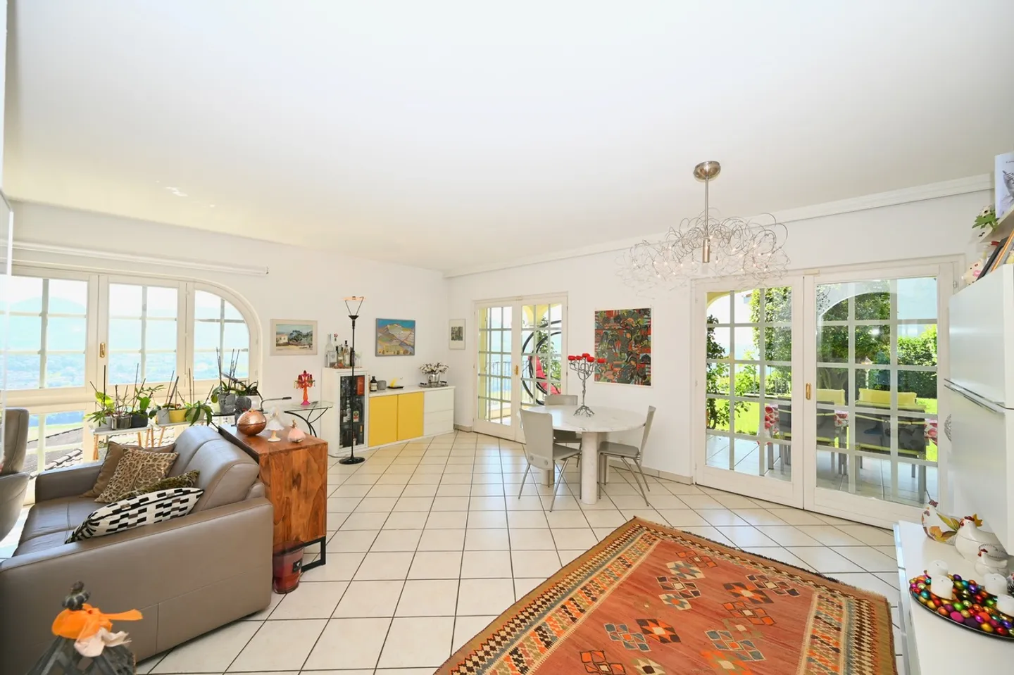 Elegante Villa Bifamiliare con Vista Panoramica sul Lago e Montagne - Foto 5 di 21