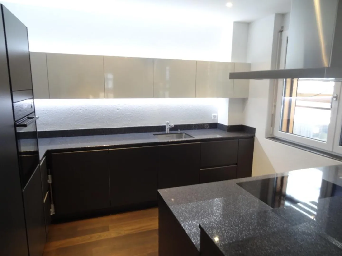 Moderne 4.5-Zimmer-Wohnung mit Loggia - Foto 3 von 8