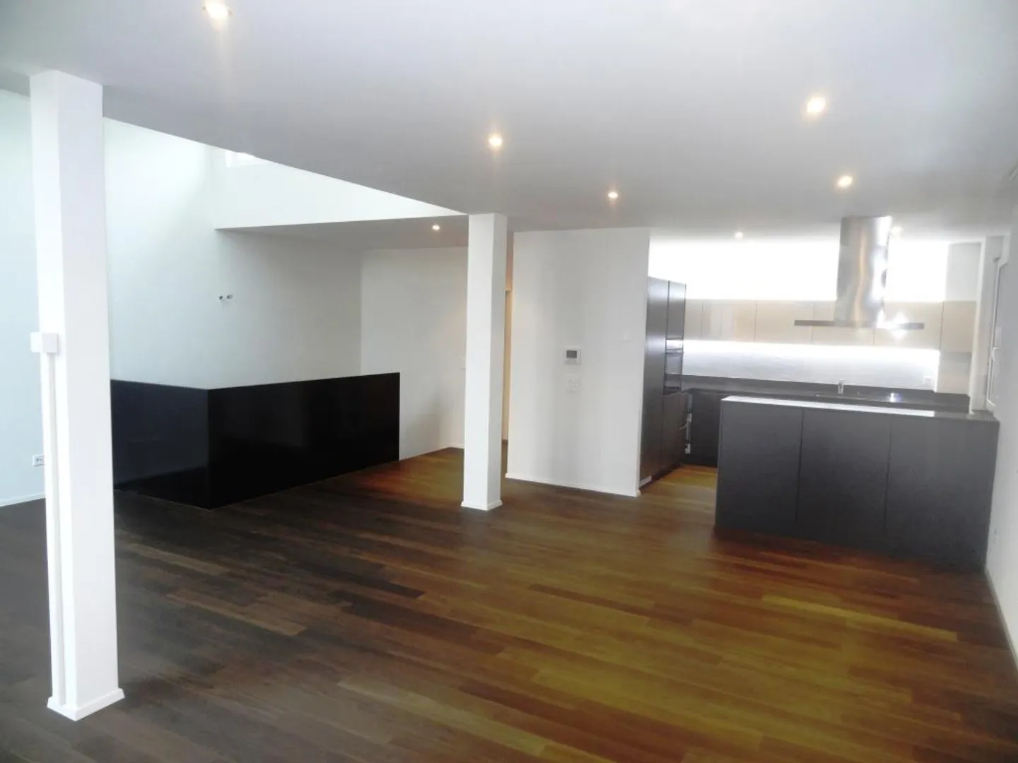 Moderne 4.5-Zimmer-Wohnung mit Loggia - Foto 2 von 8