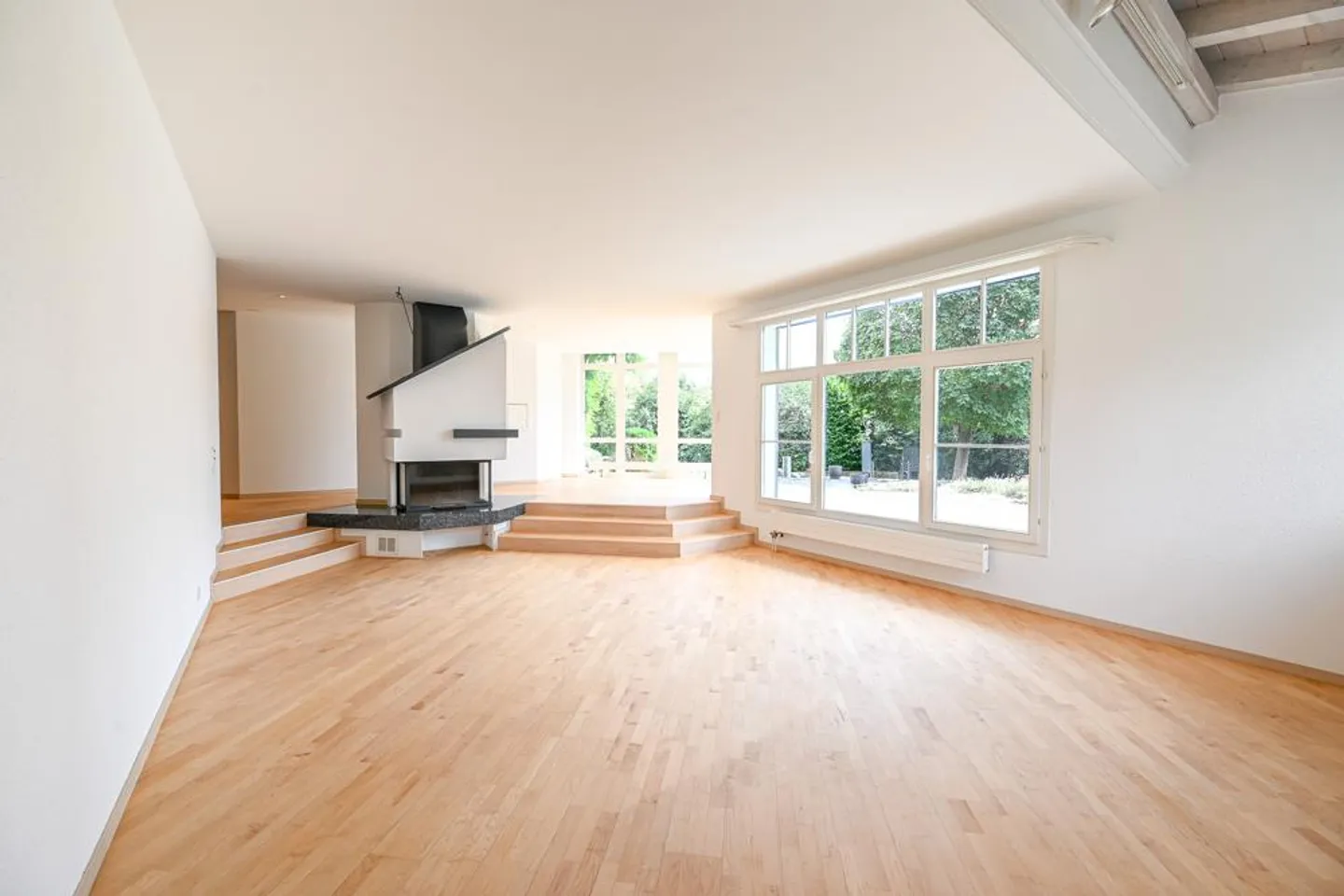 Grosszügiges Einfamilienhaus mit Pool - Foto 2 von 7
