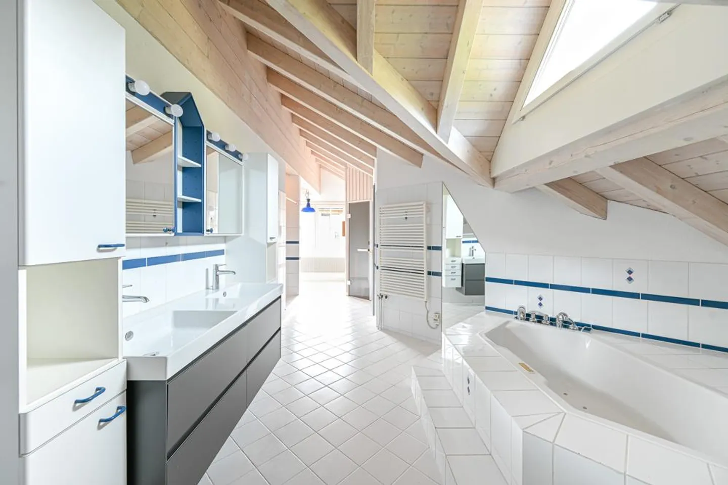 Grosszügiges Einfamilienhaus mit Pool - Foto 5 von 7