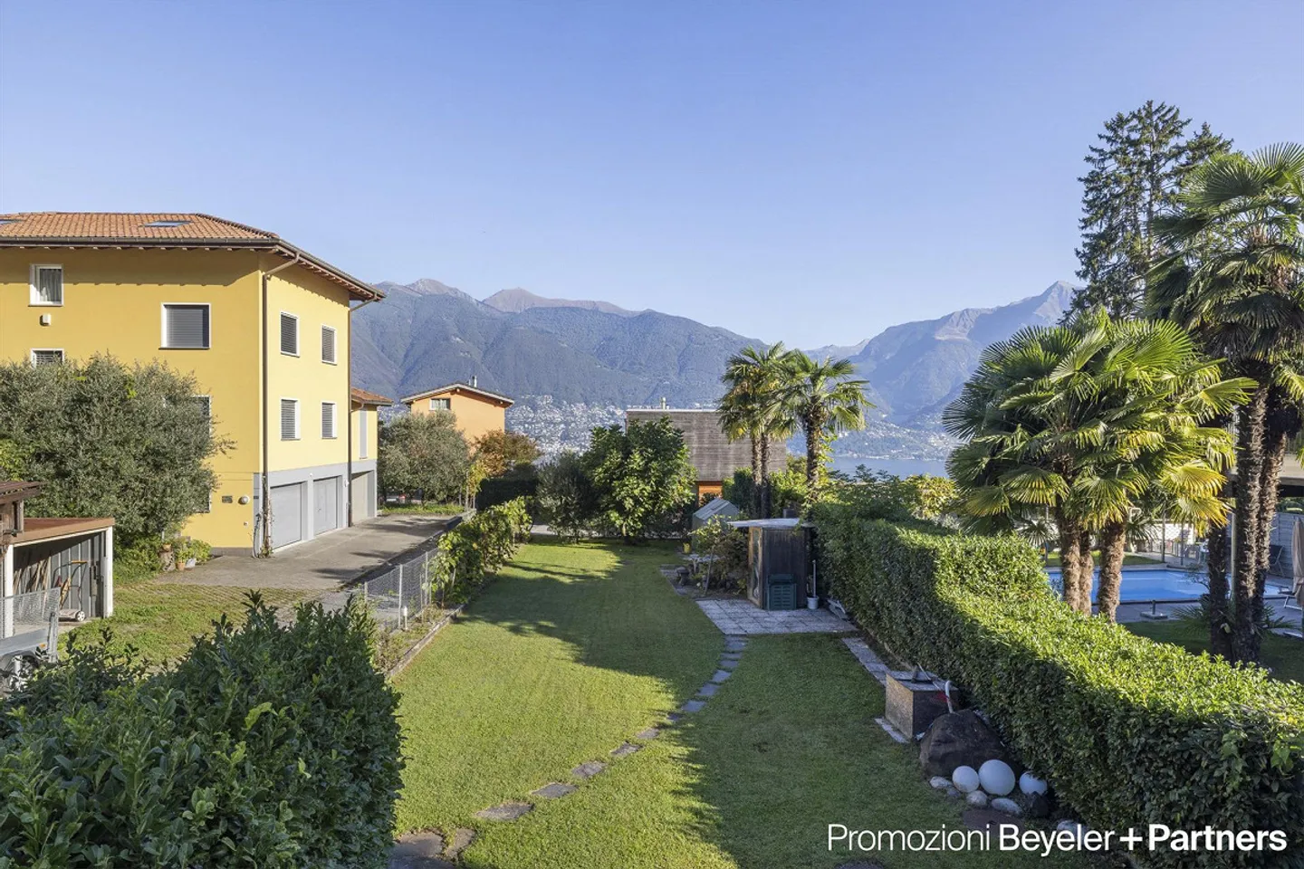 Casa bifamiliare con giardino privato e vista parziale sul lago a Piazzogna - Foto 1 di 15