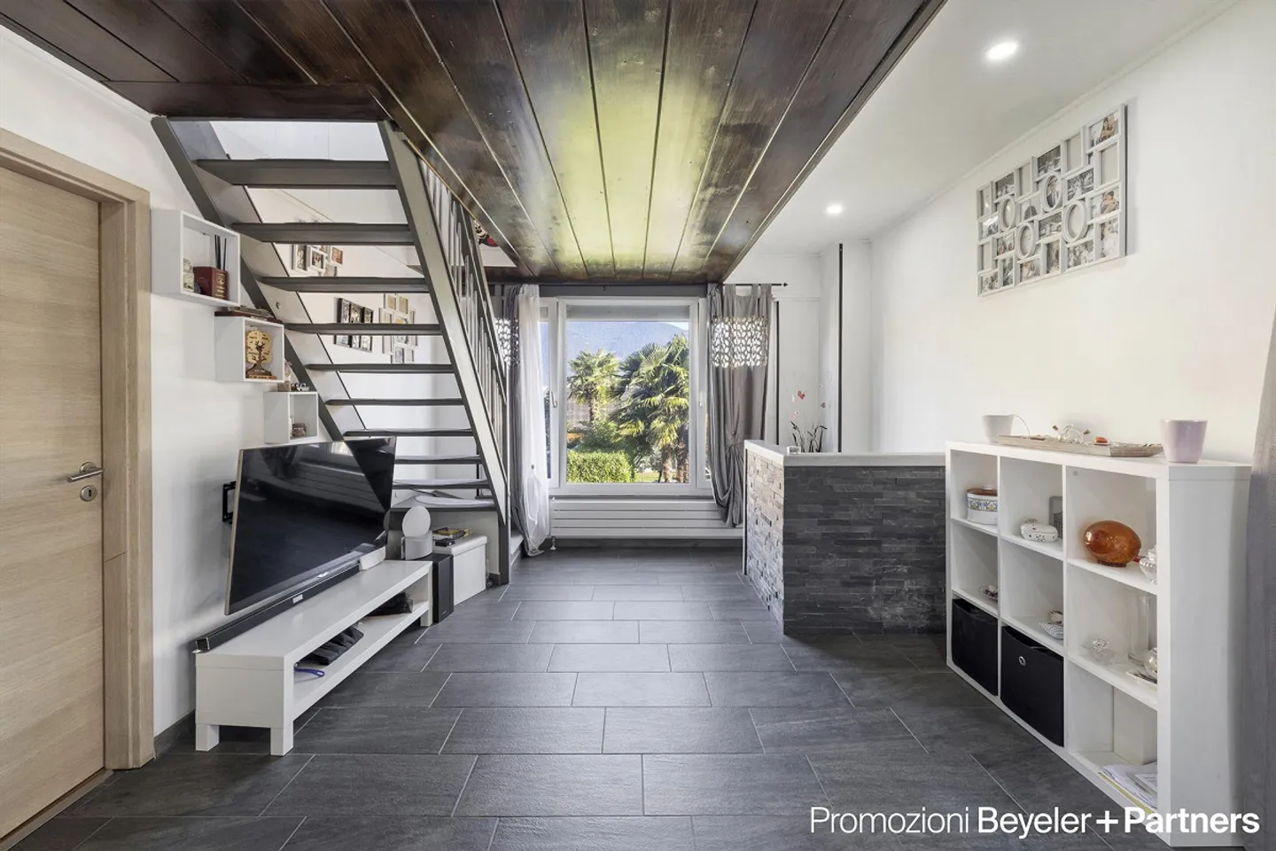 Casa bifamiliare con giardino privato e vista parziale sul lago a Piazzogna - Foto 2 di 15