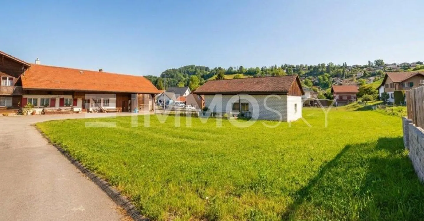 Terrain constructible ensoleillé avec beaucoup d'espace pour vos rêves de vie - Photo 1 sur 4