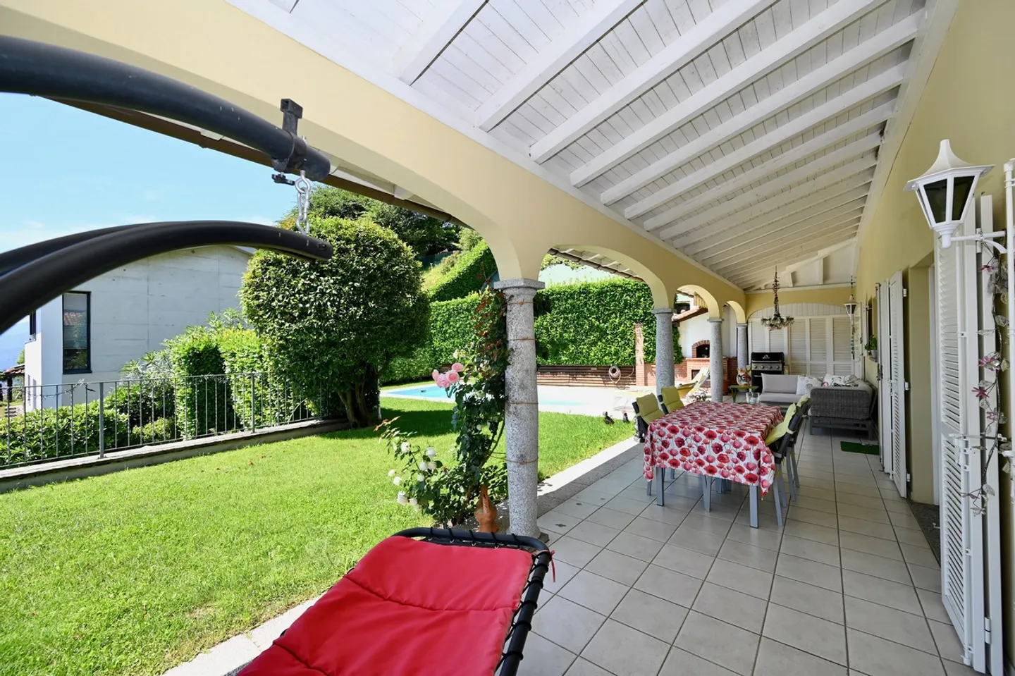 Elegante Villa Bifamiliare con Vista Panoramica sul Lago e Montagne - Foto 17 di 21