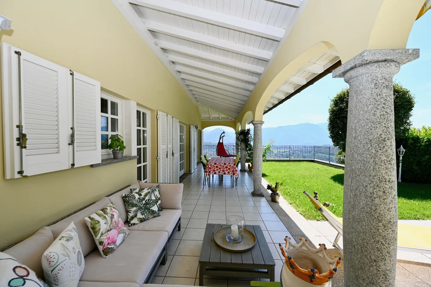 Elegante Villa Bifamiliare con Vista Panoramica sul Lago e Montagne - Foto 18 di 21
