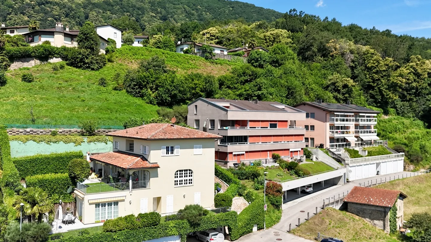 Elegante Villa Bifamiliare con Vista Panoramica sul Lago e Montagne - Foto 21 di 21