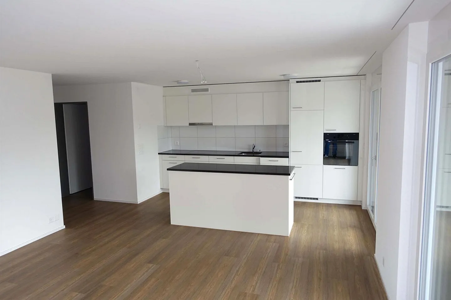 Helle 3 ½ Zimmerwohnung mit grossem Wintergarten und Balkon - Foto 1 di 9