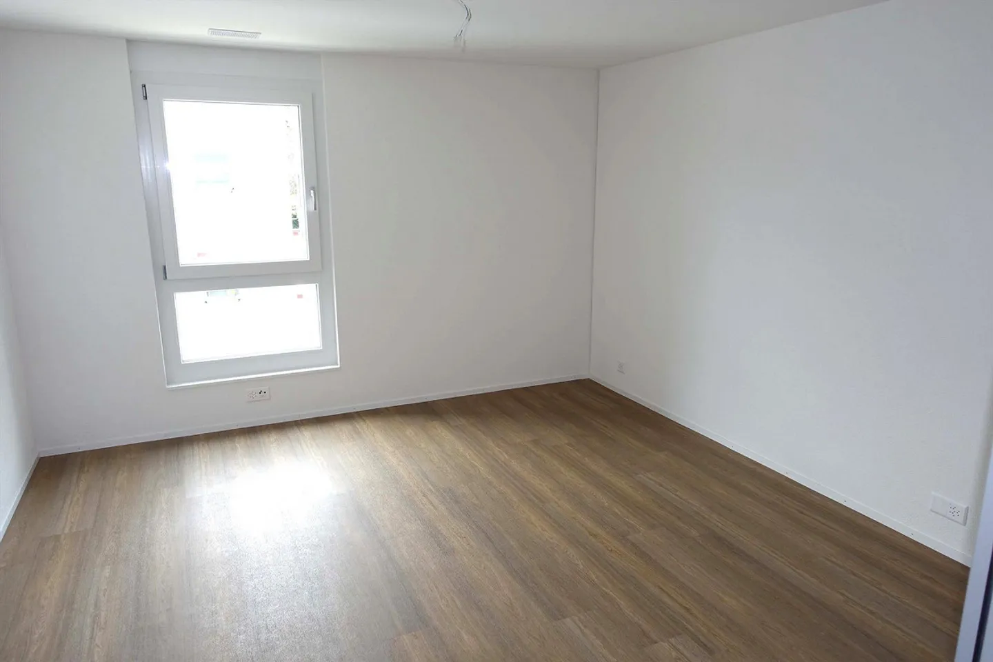 Helle 3 ½ Zimmerwohnung mit grossem Wintergarten und Balkon - Foto 4 di 9