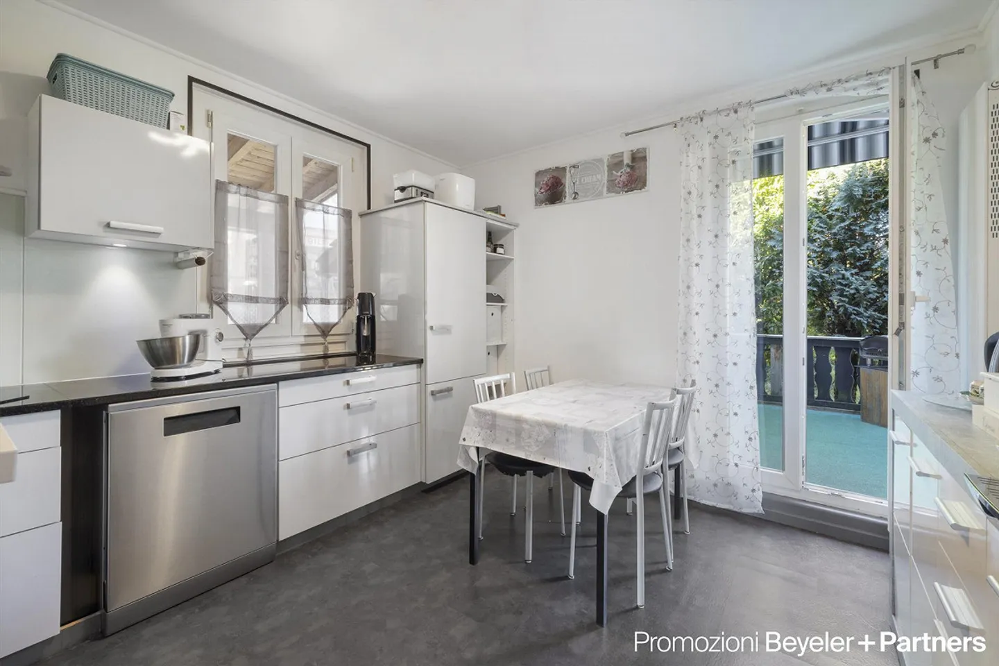 Casa bifamiliare con giardino privato e vista parziale sul lago a Piazzogna - Foto 6 di 15