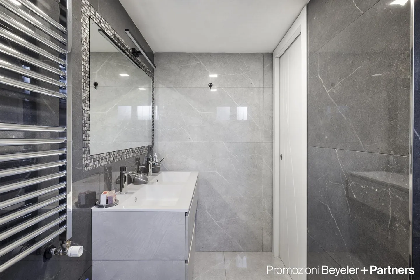 Casa bifamiliare con giardino privato e vista parziale sul lago a Piazzogna - Foto 11 di 15