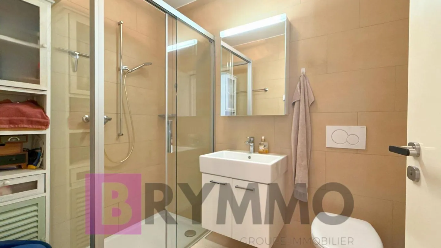 Zeitgenössische Wohnung mit Garten - Foto 9 von 11