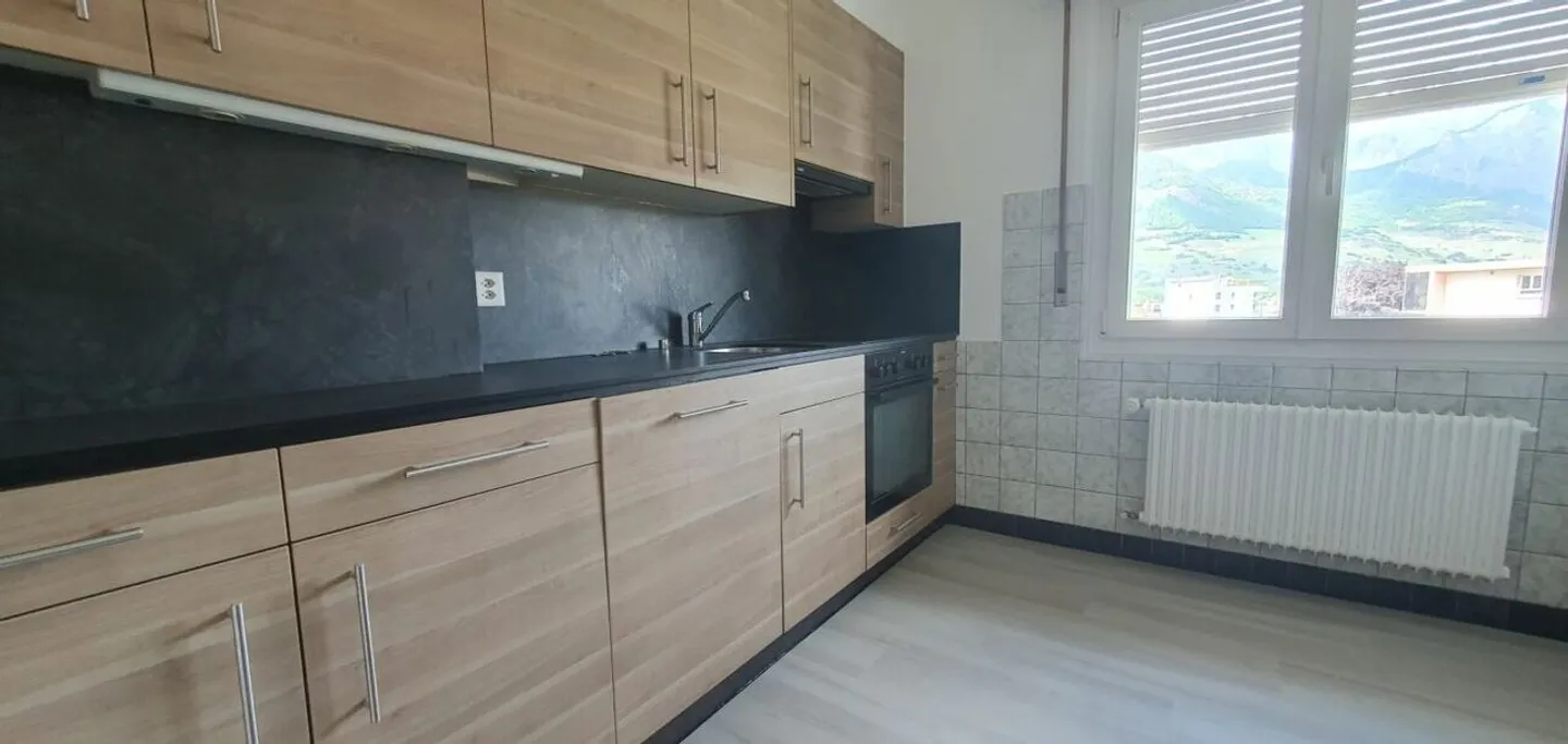 Appartement rénové de 3,5 pièces au dernier étage en face de l'école avec parking - Photo 1 sur 7