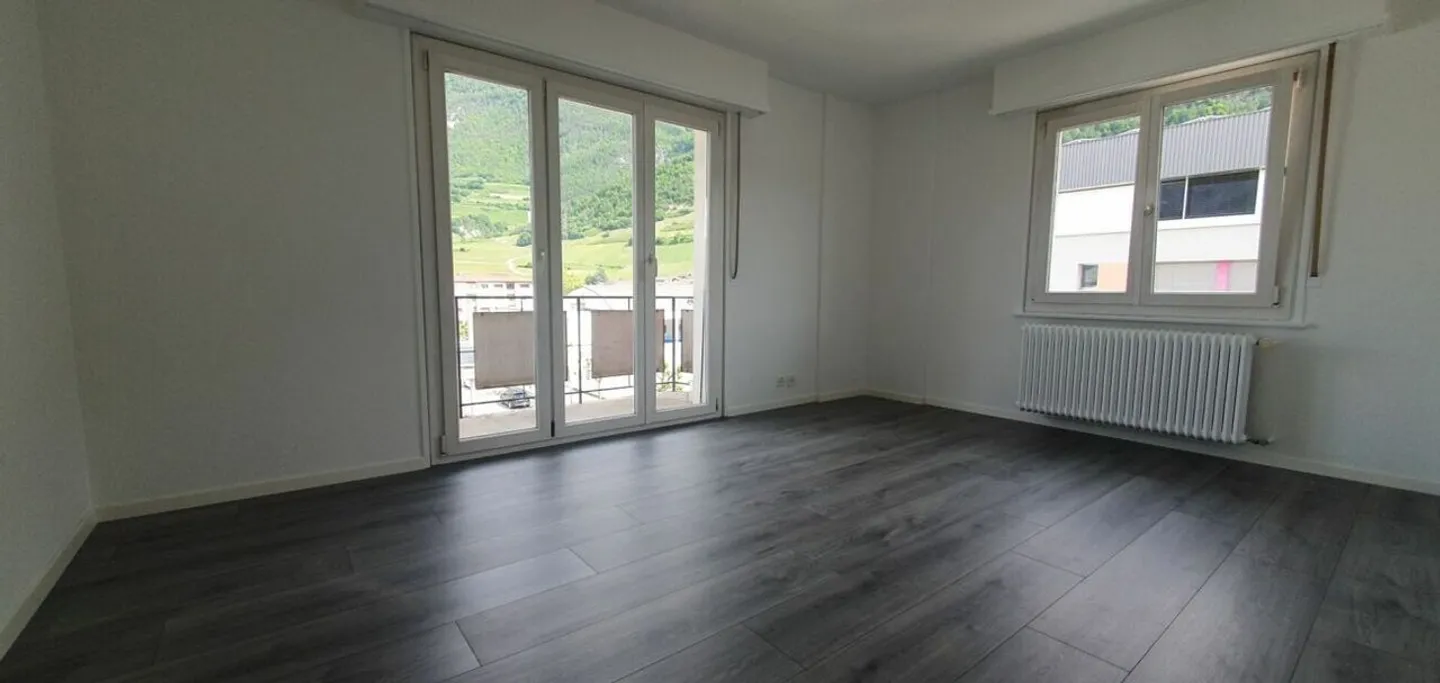 Appartement rénové de 3,5 pièces au dernier étage en face de l'école avec parking - Photo 2 sur 7