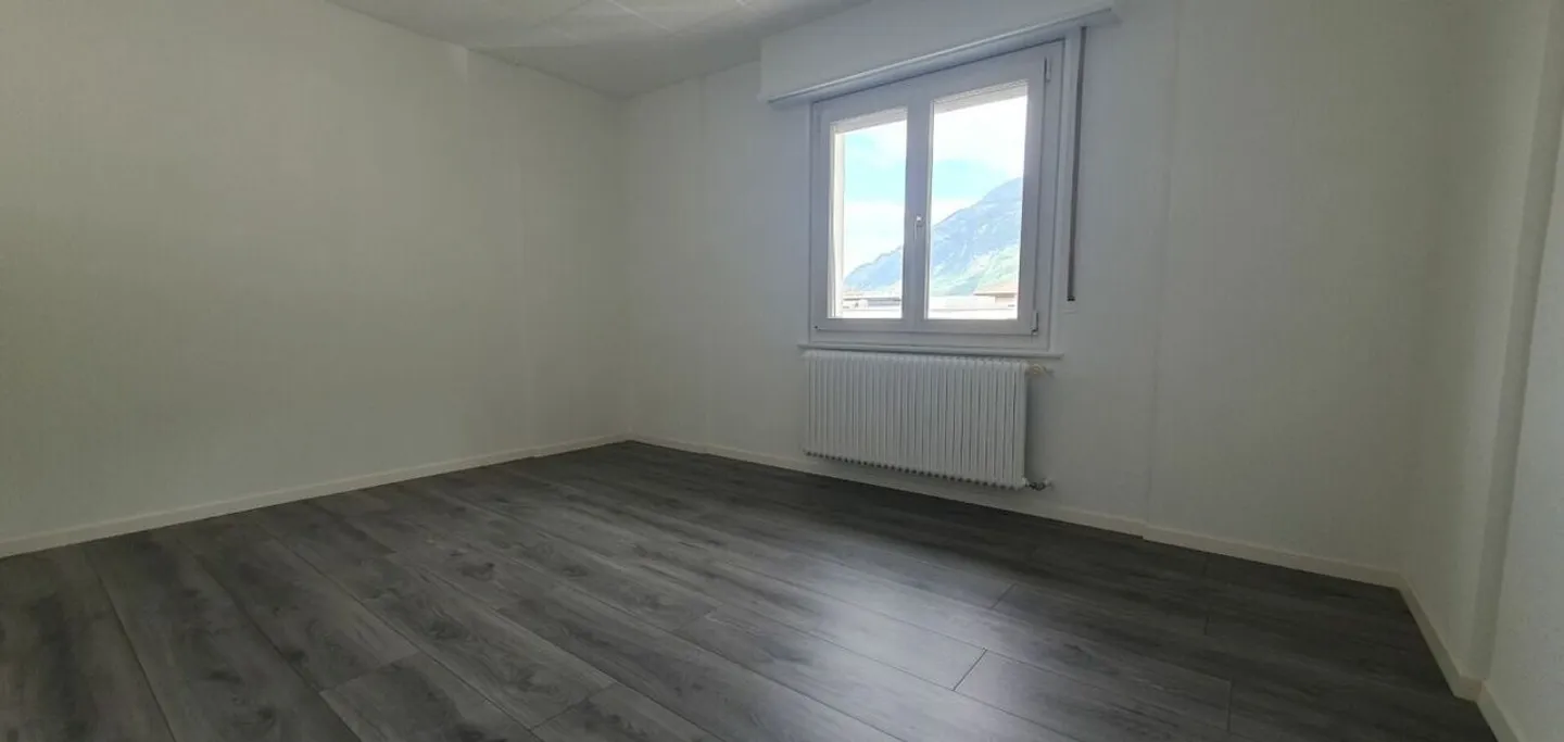 Appartement rénové de 3,5 pièces au dernier étage en face de l'école avec parking - Photo 3 sur 7