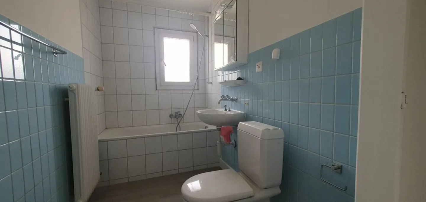 Appartement rénové de 3,5 pièces au dernier étage en face de l'école avec parking - Photo 6 sur 7