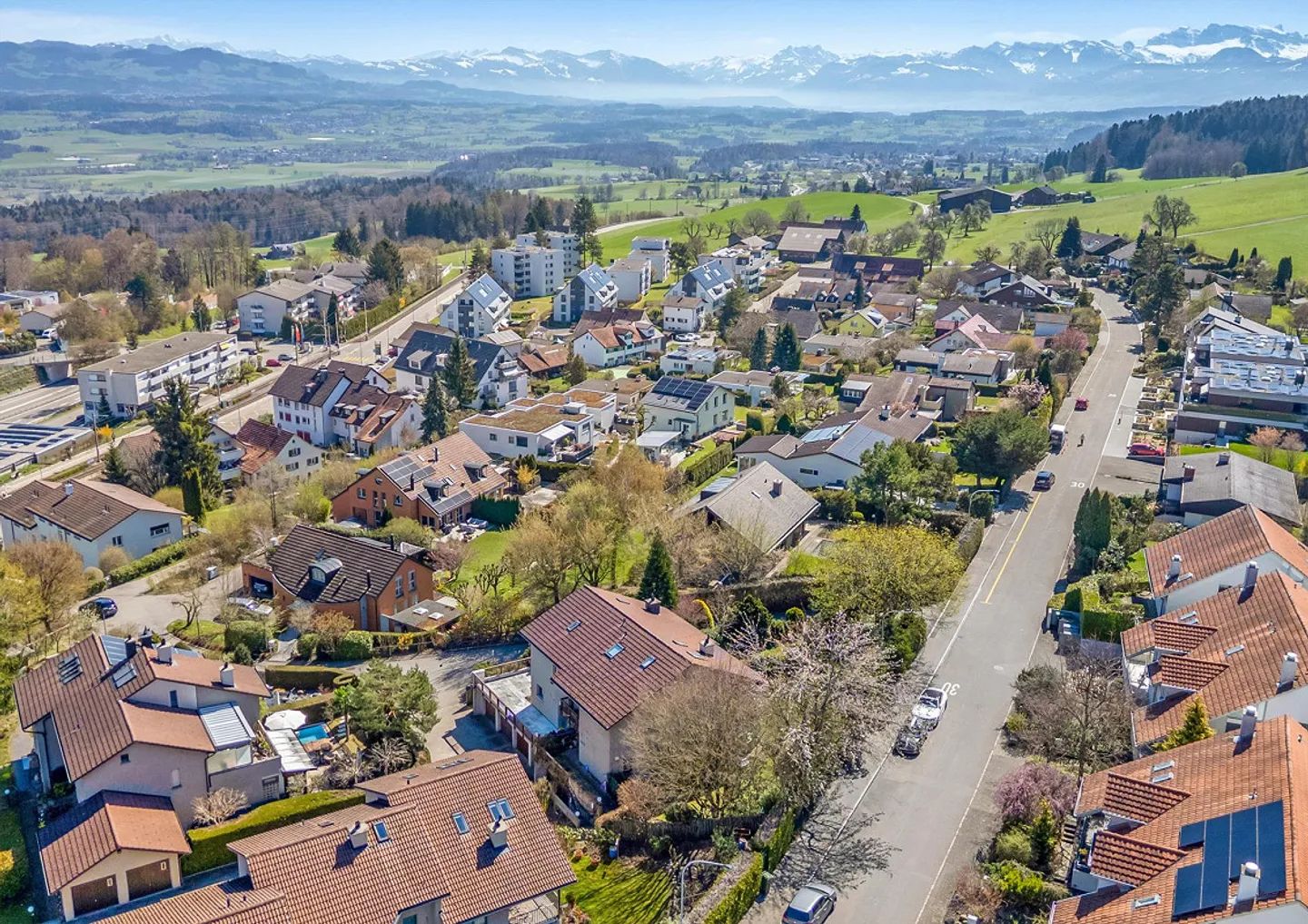 Idylle familiale avec jardin ensoleillé et vue panoramique - Photo 1 sur 8
