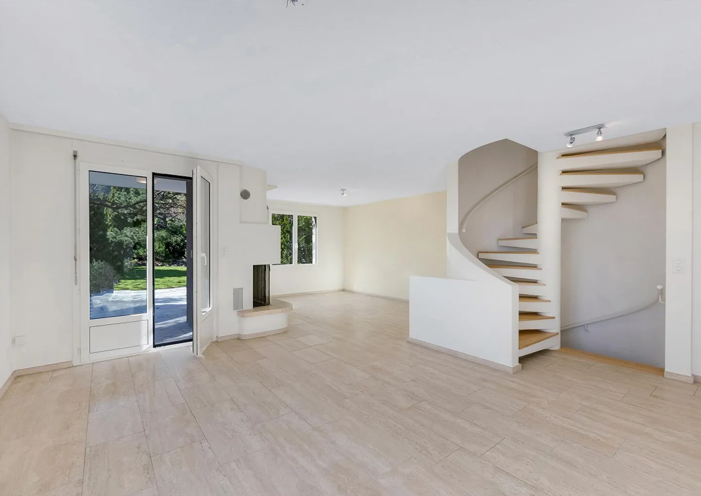 Idylle familiale avec jardin ensoleillé et vue panoramique - Photo 2 sur 8