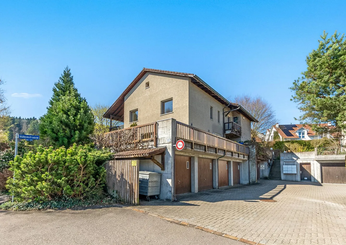 Idylle familiale avec jardin ensoleillé et vue panoramique - Photo 3 sur 8