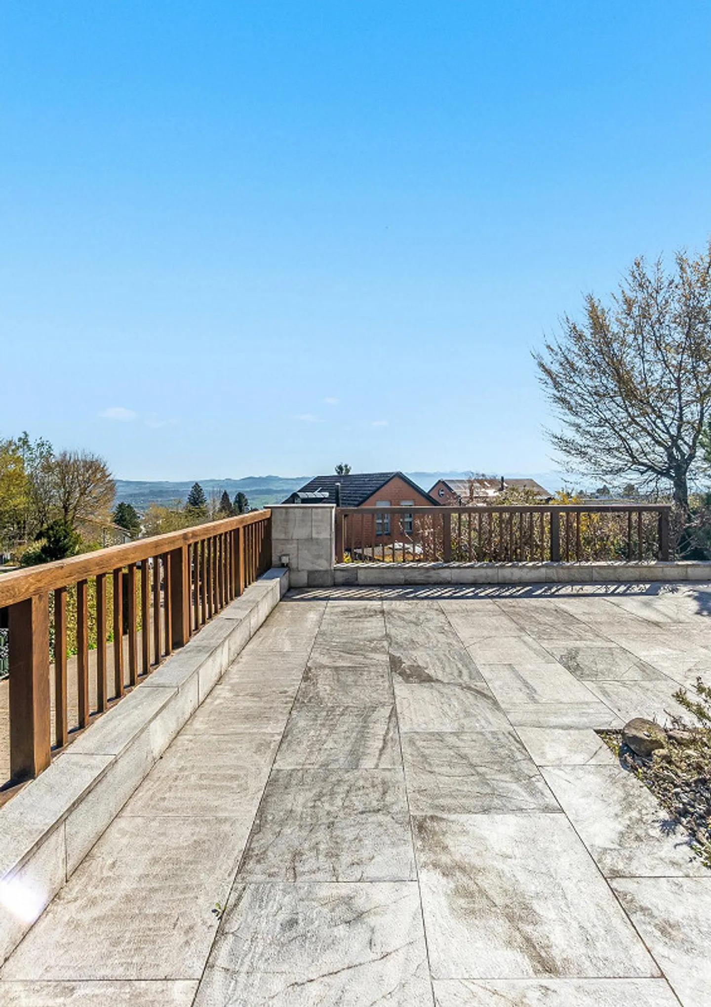 Idylle familiale avec jardin ensoleillé et vue panoramique - Photo 4 sur 8